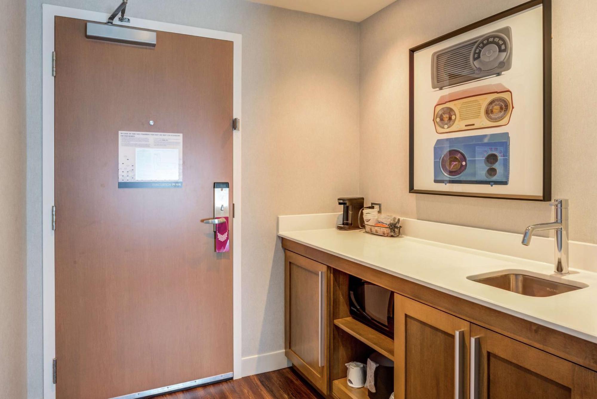 Hampton Inn & Suites Boston/Waltham Bagian luar foto
