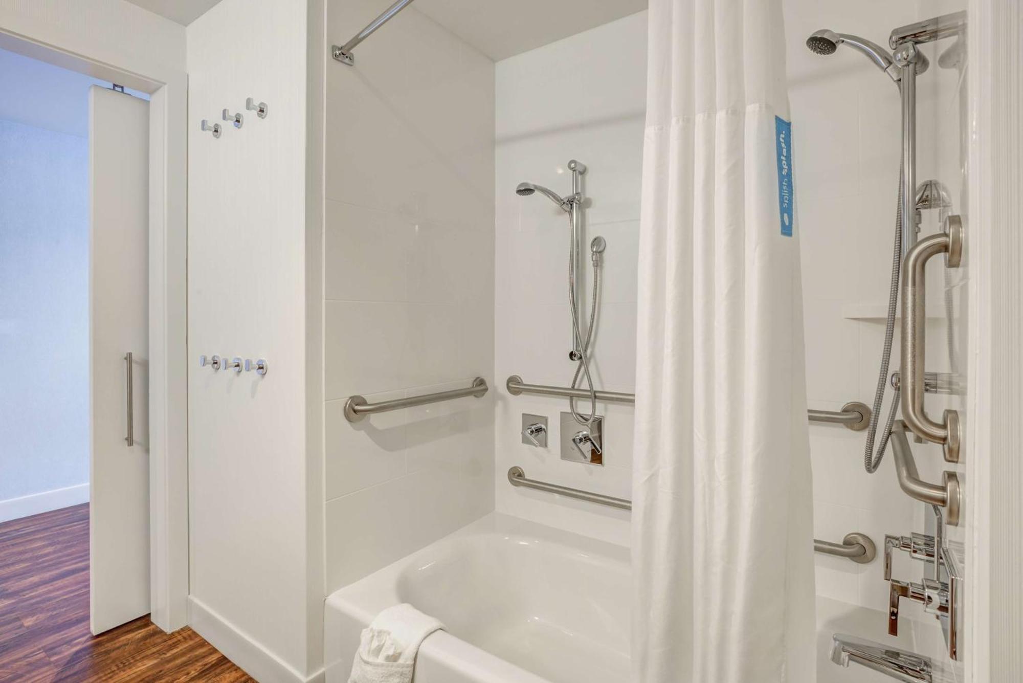 Hampton Inn & Suites Boston/Waltham Bagian luar foto