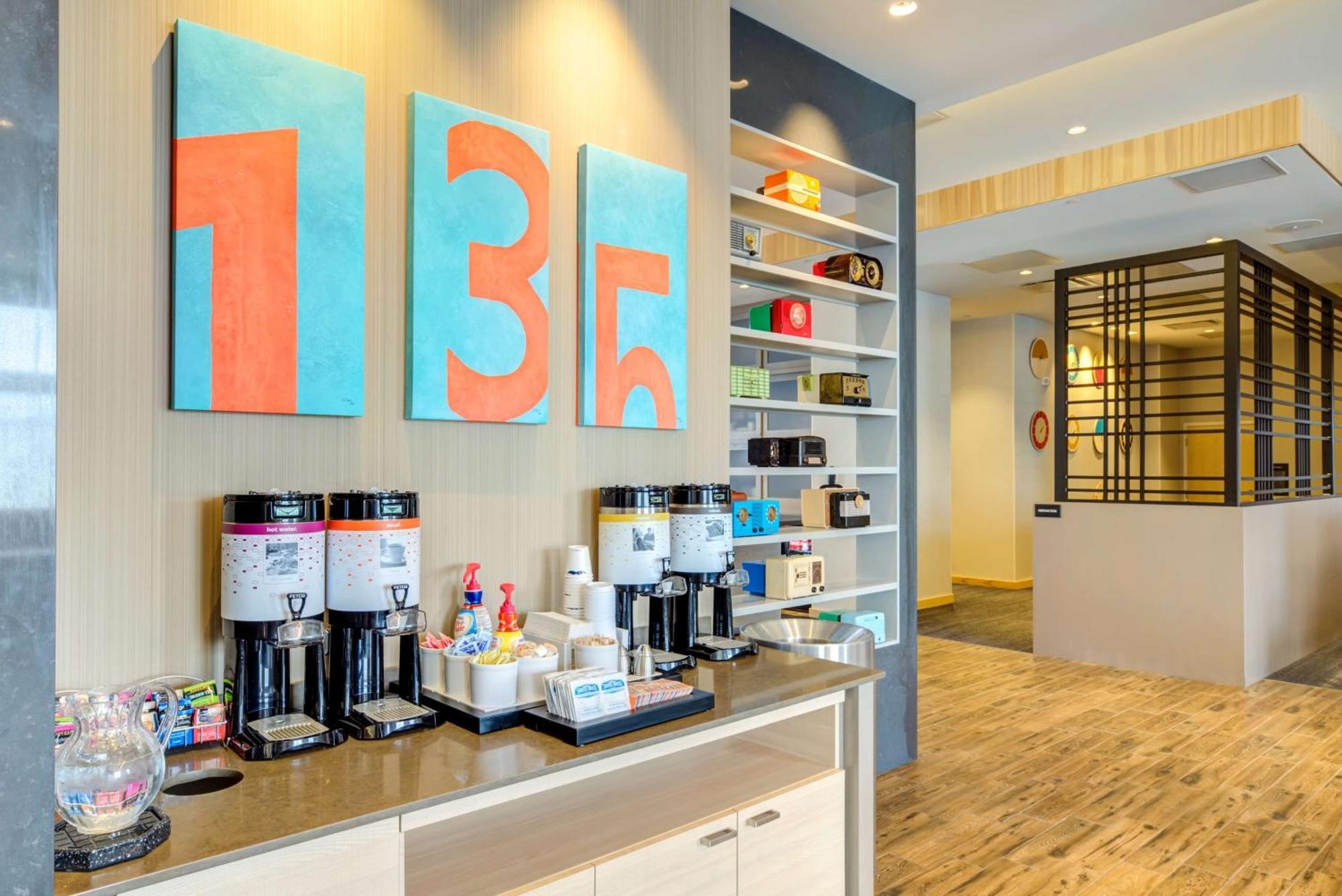 Hampton Inn & Suites Boston/Waltham Bagian luar foto