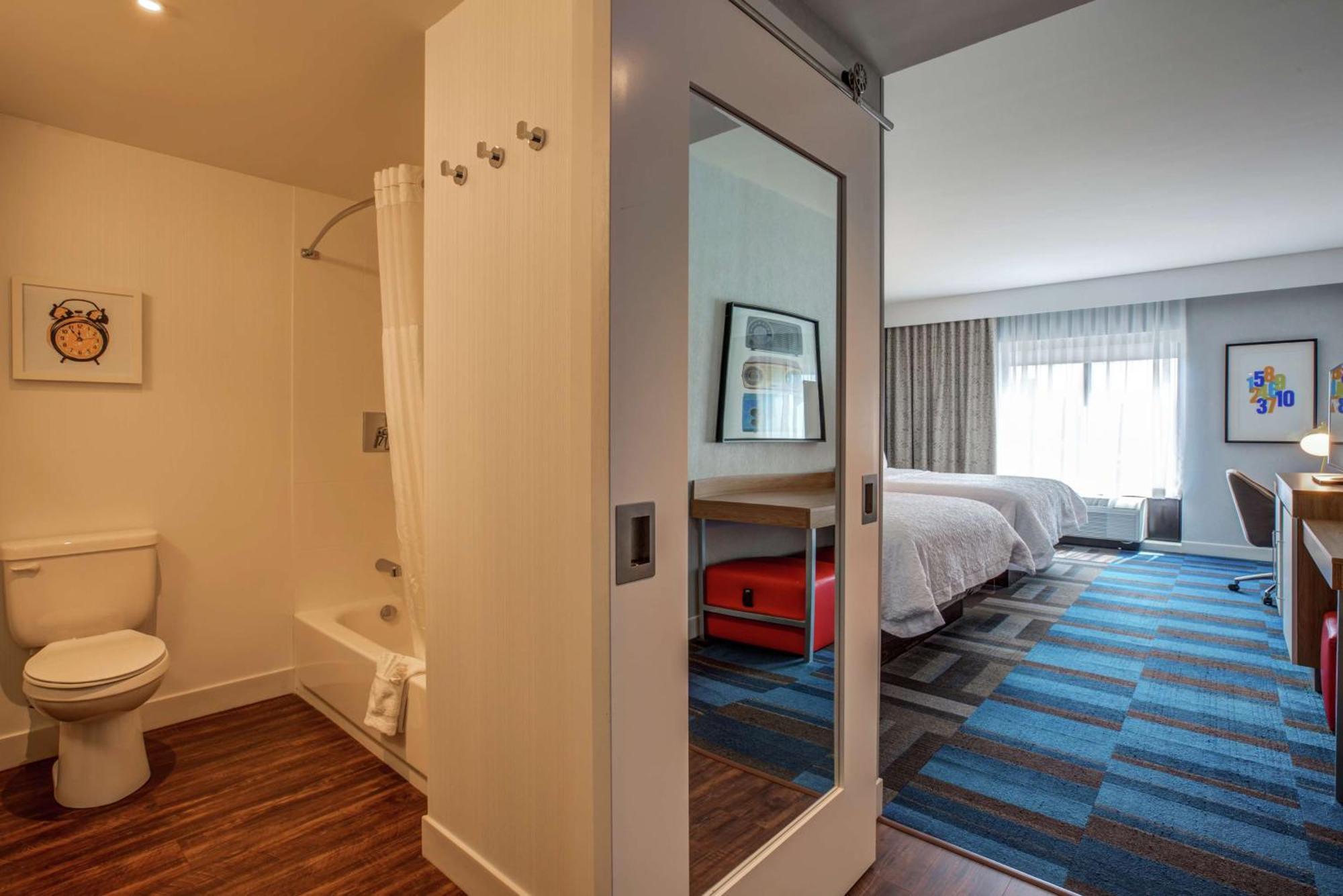 Hampton Inn & Suites Boston/Waltham Bagian luar foto